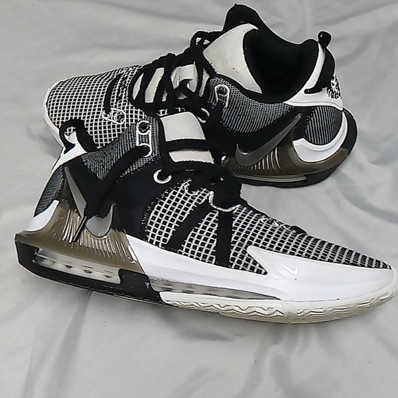 Lebron's..Witness VII..Black  & White..Sz 10 - Picture 5 of 5